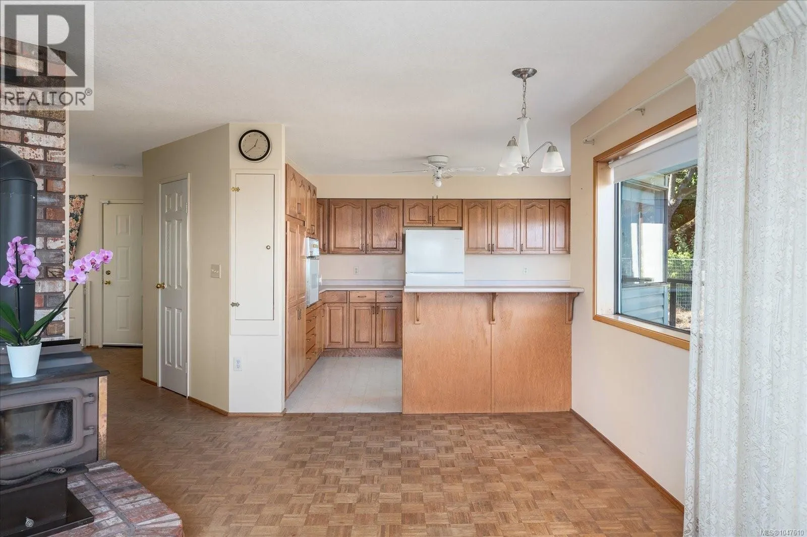 3596 Oakridge Dr