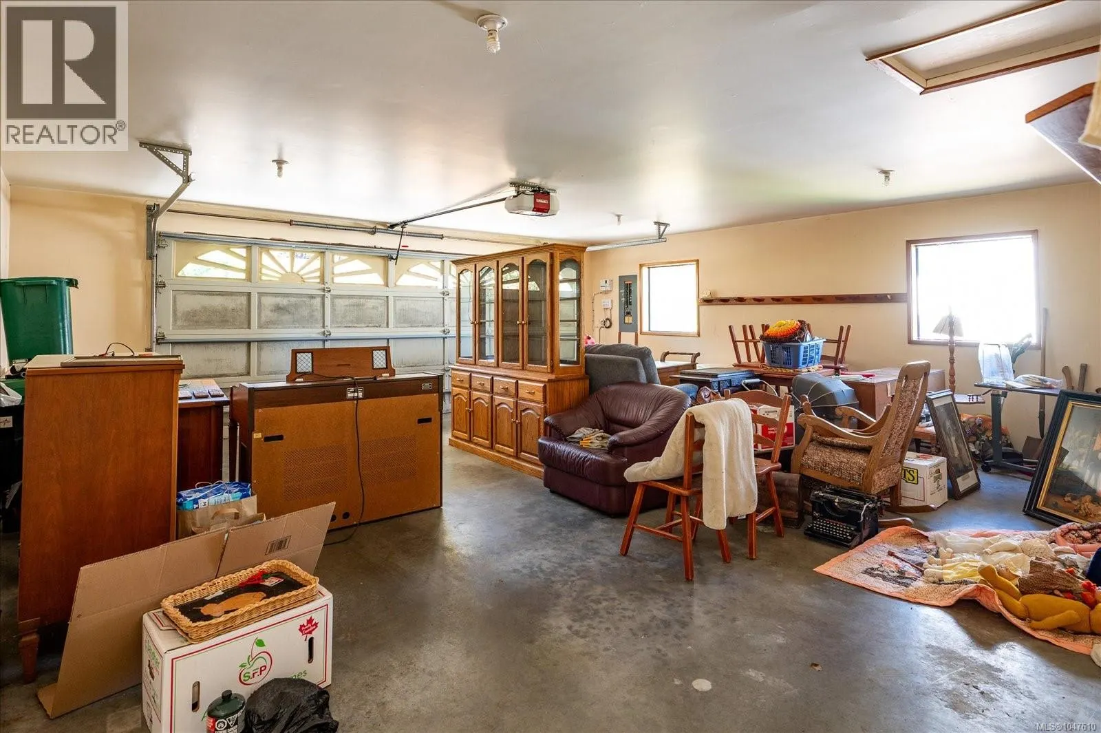 3596 Oakridge Dr
