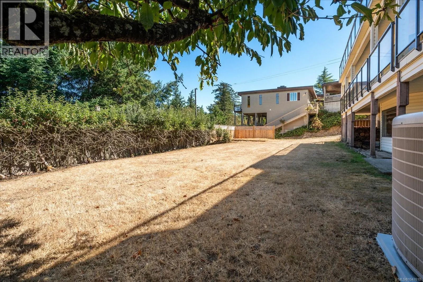 3596 Oakridge Dr
