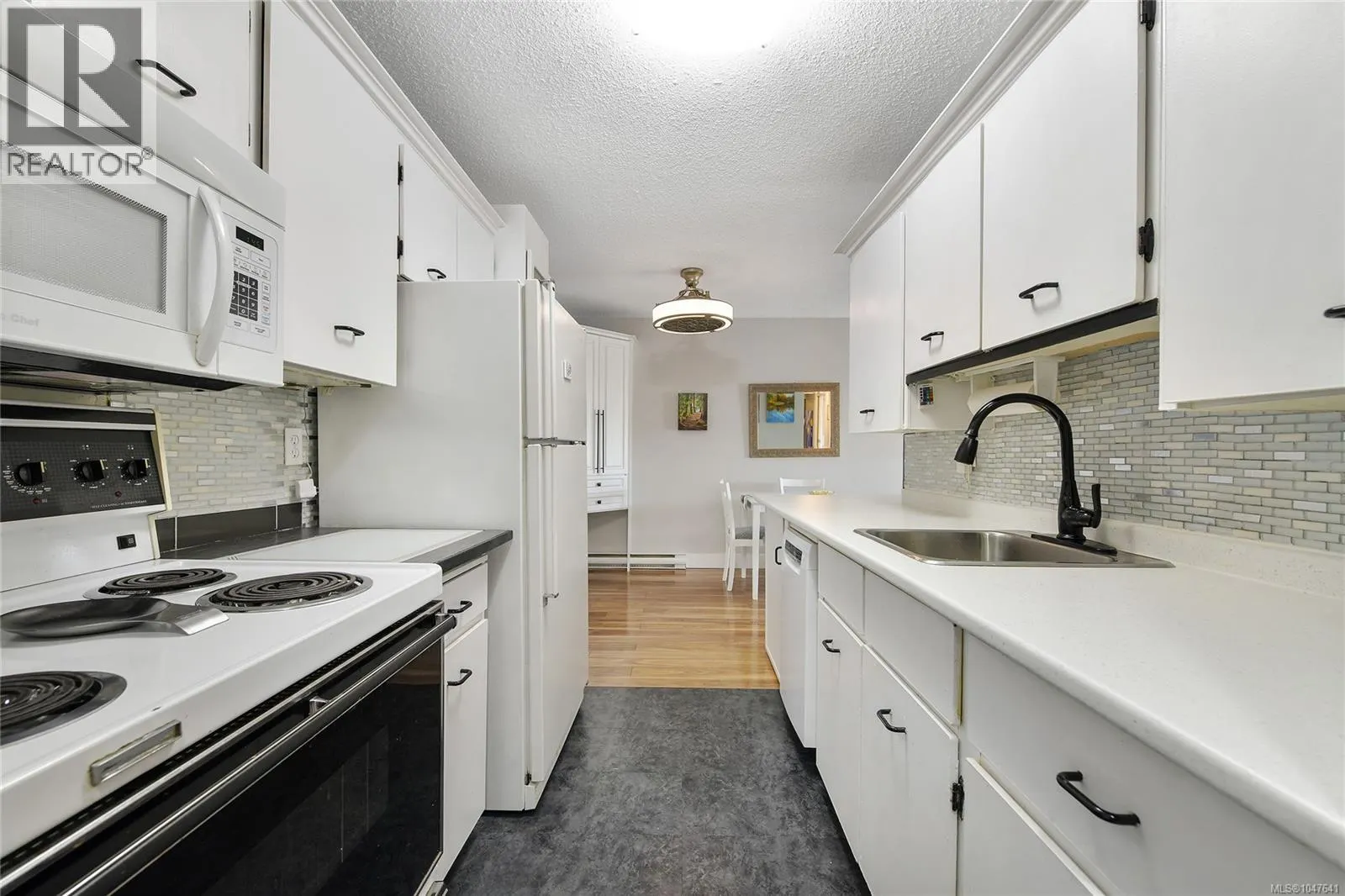 214 848 Esquimalt Rd