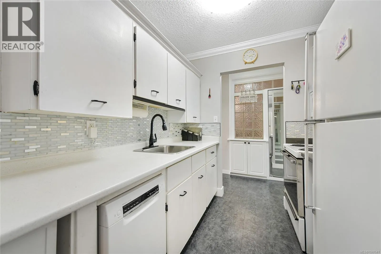 214 848 Esquimalt Rd
