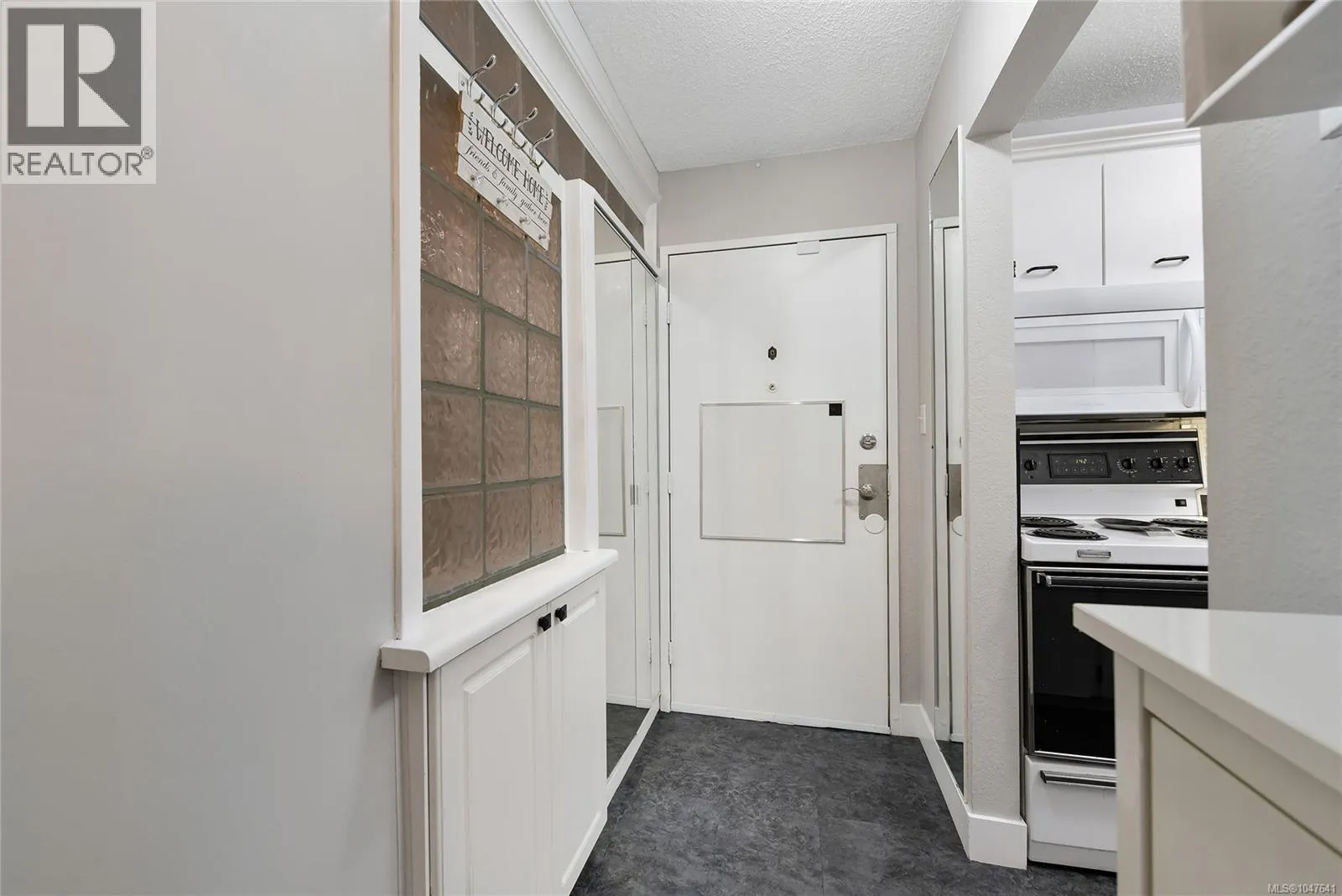 214 848 Esquimalt Rd