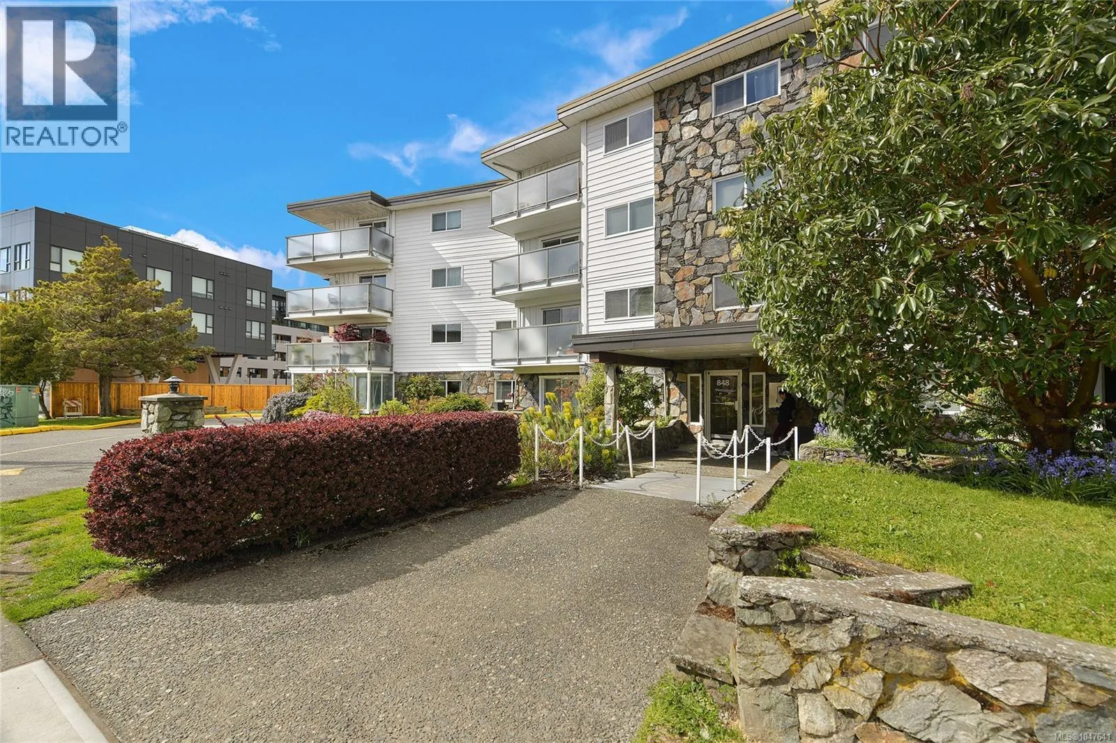 214 848 Esquimalt Rd