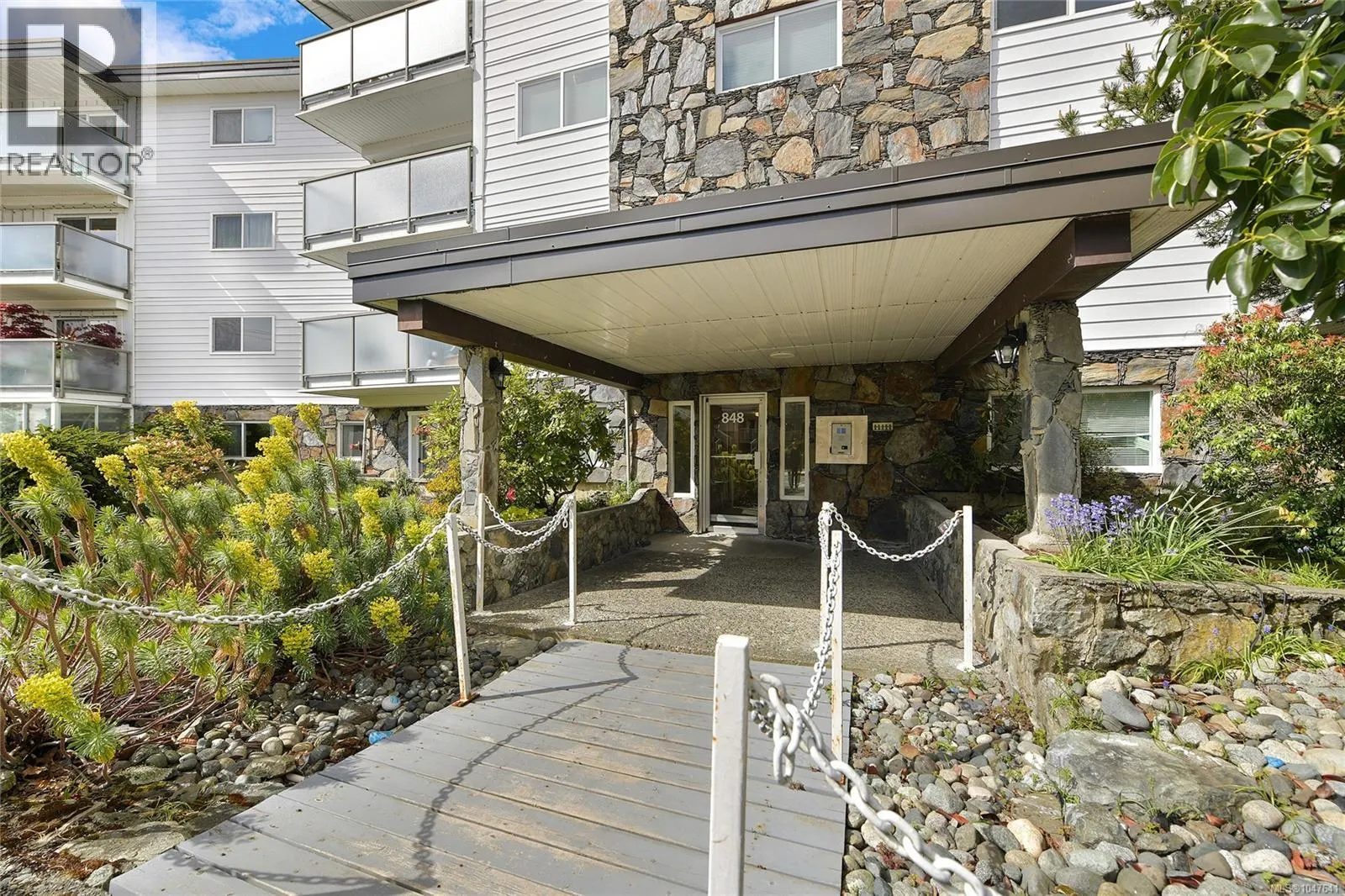 214 848 Esquimalt Rd