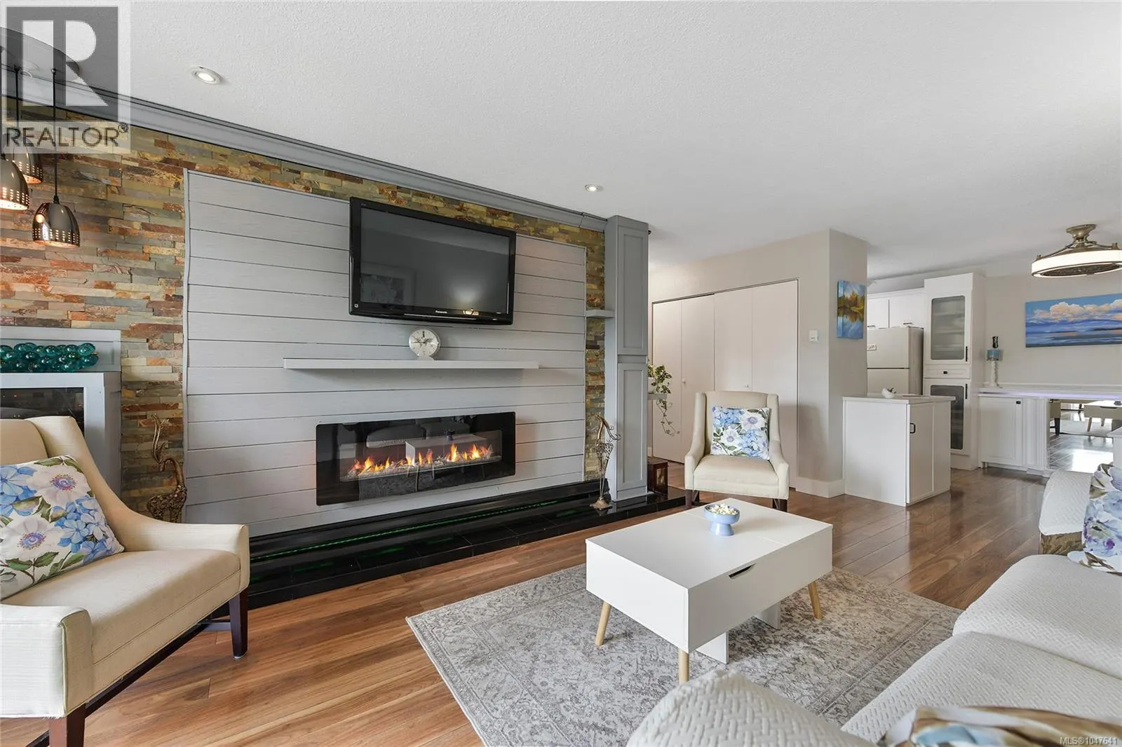 214 848 Esquimalt Rd