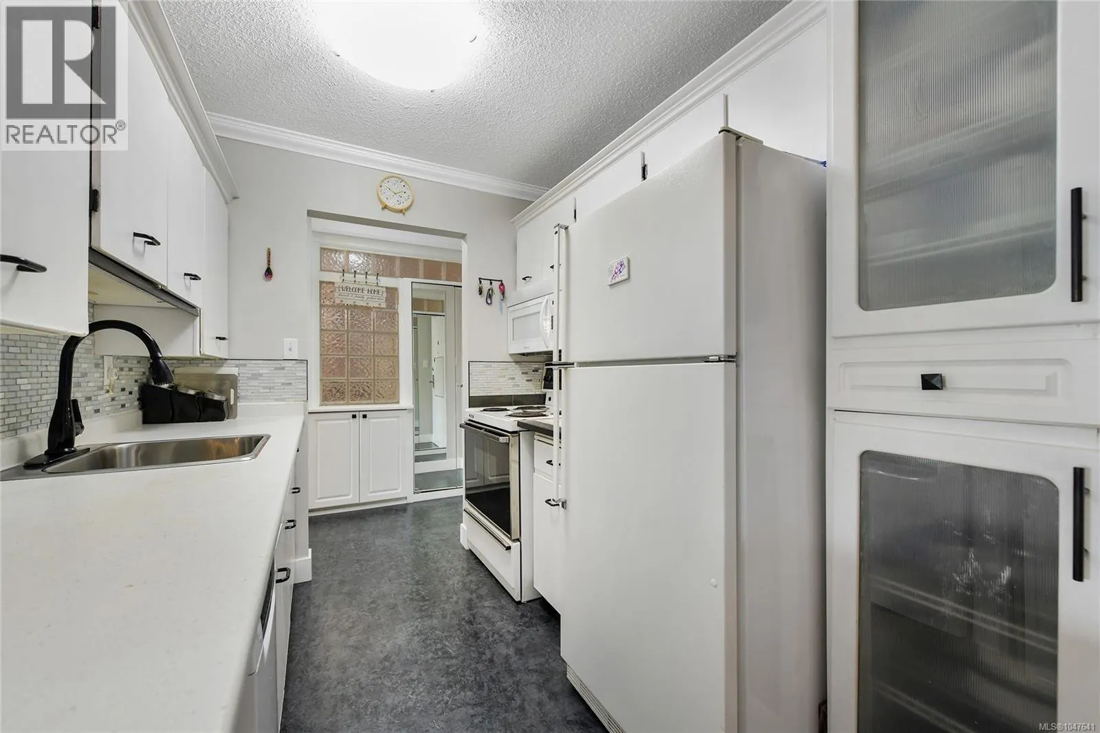 214 848 Esquimalt Rd