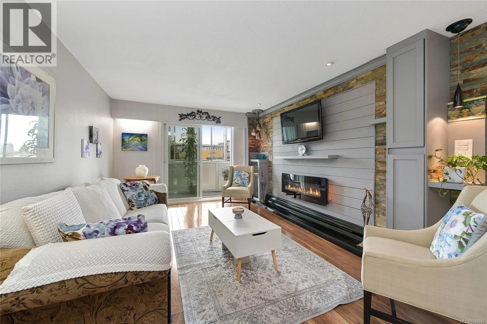 214 848 Esquimalt Rd