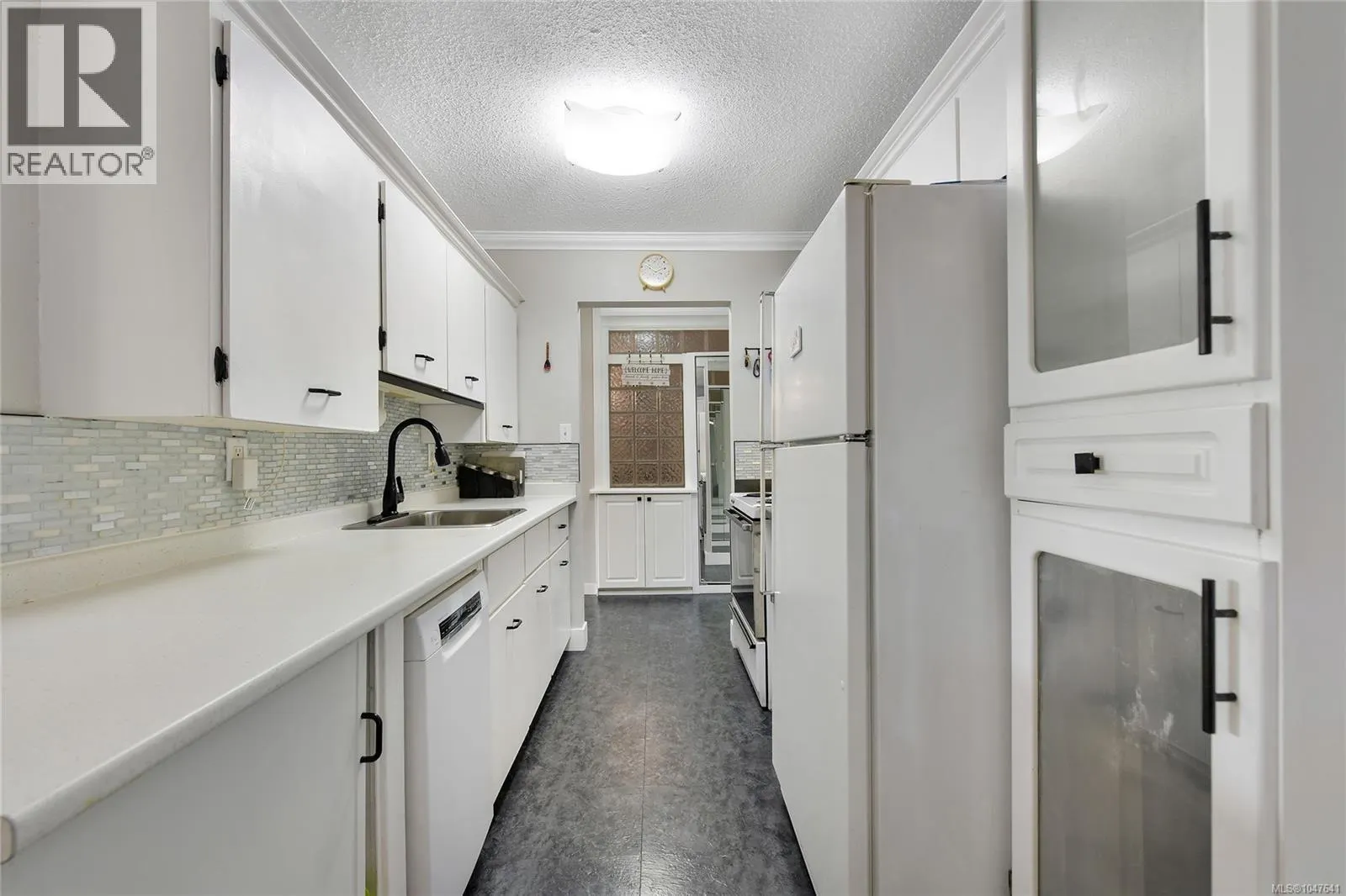 214 848 Esquimalt Rd