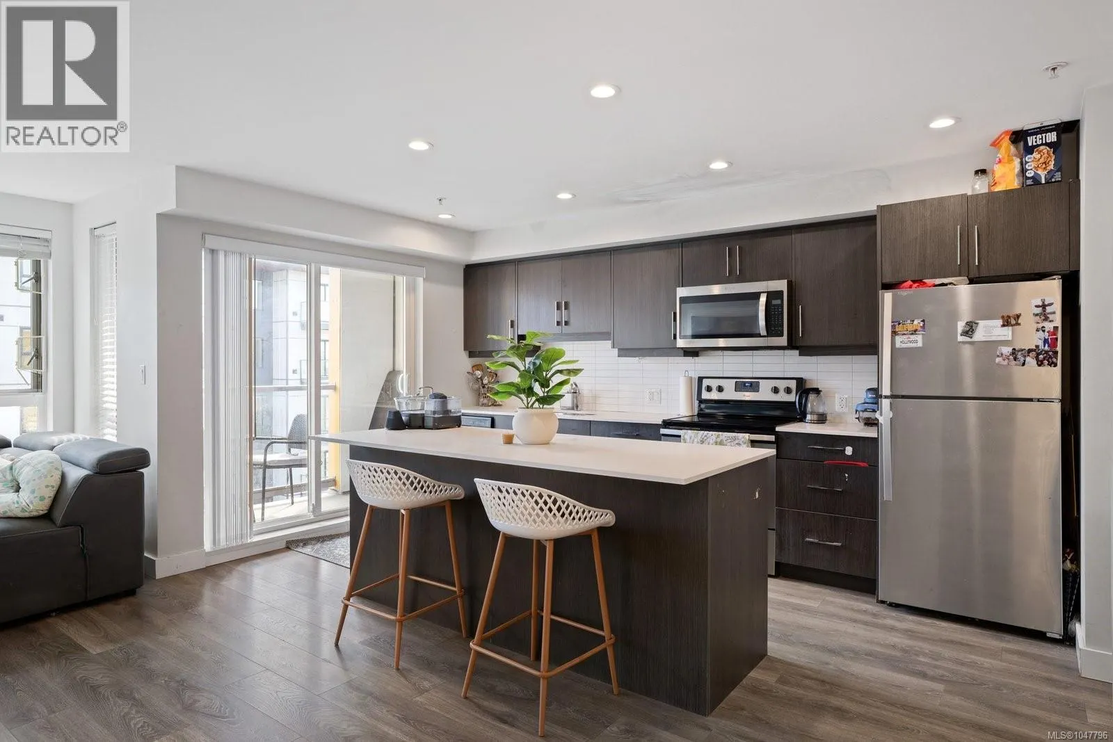 503 826 Esquimalt Rd