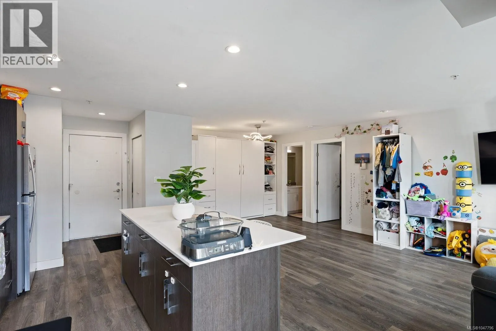 503 826 Esquimalt Rd