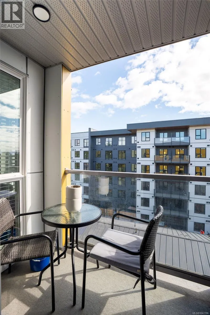503 826 Esquimalt Rd
