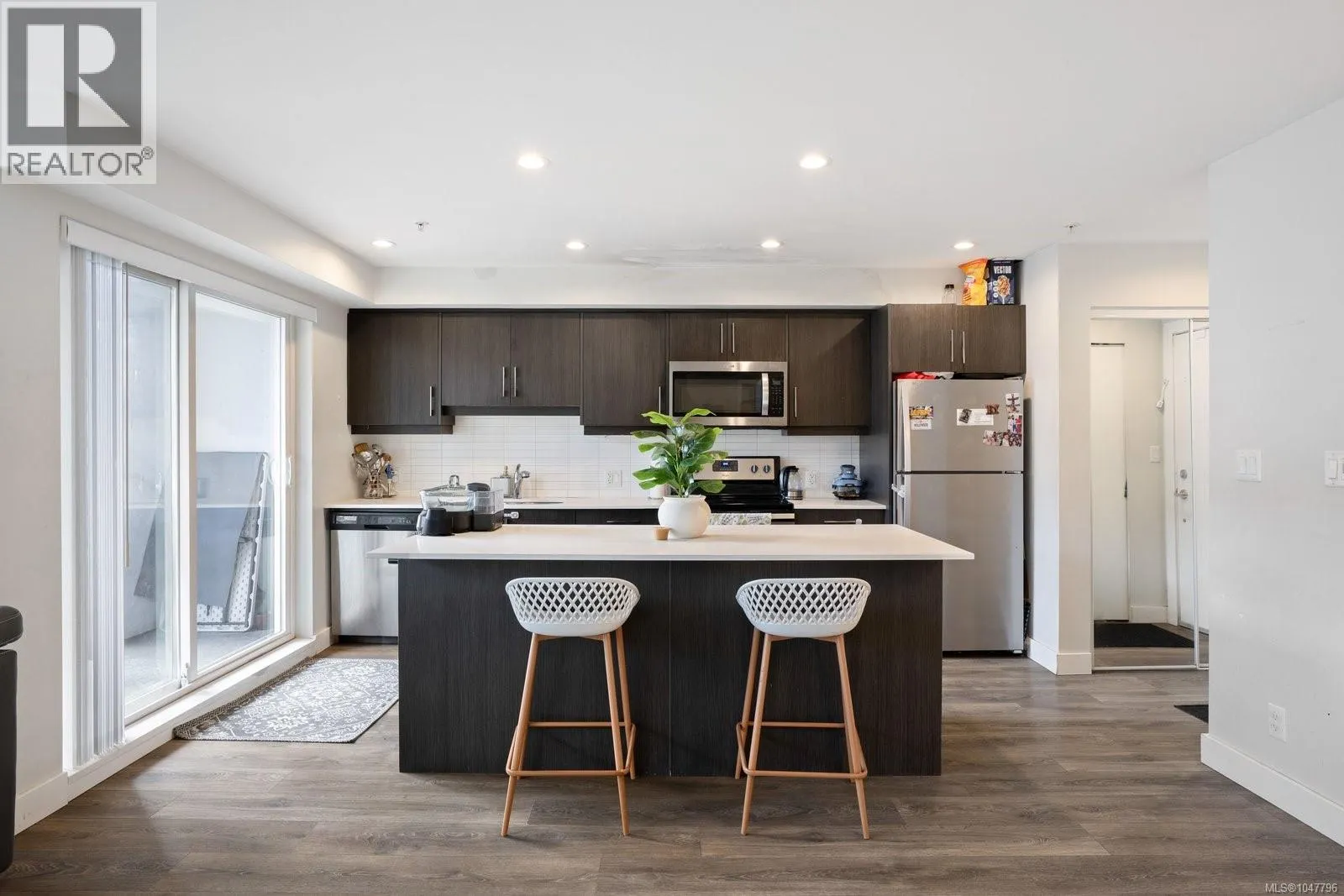 503 826 Esquimalt Rd