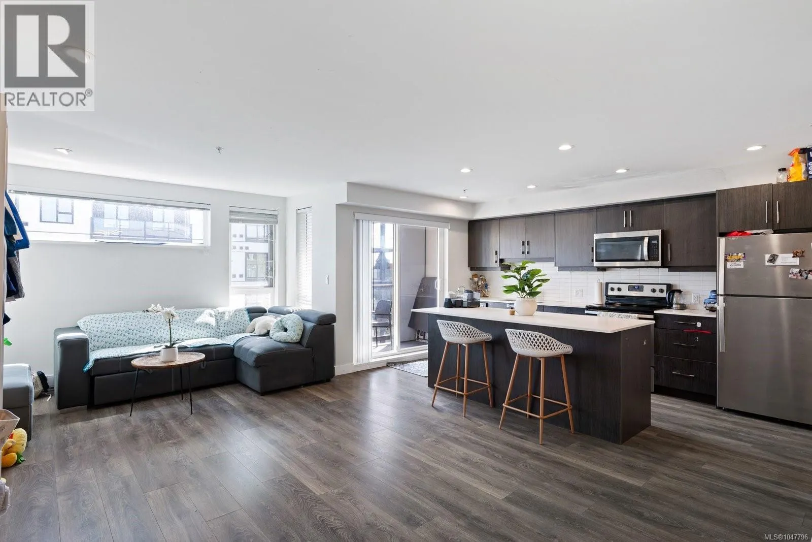 503 826 Esquimalt Rd