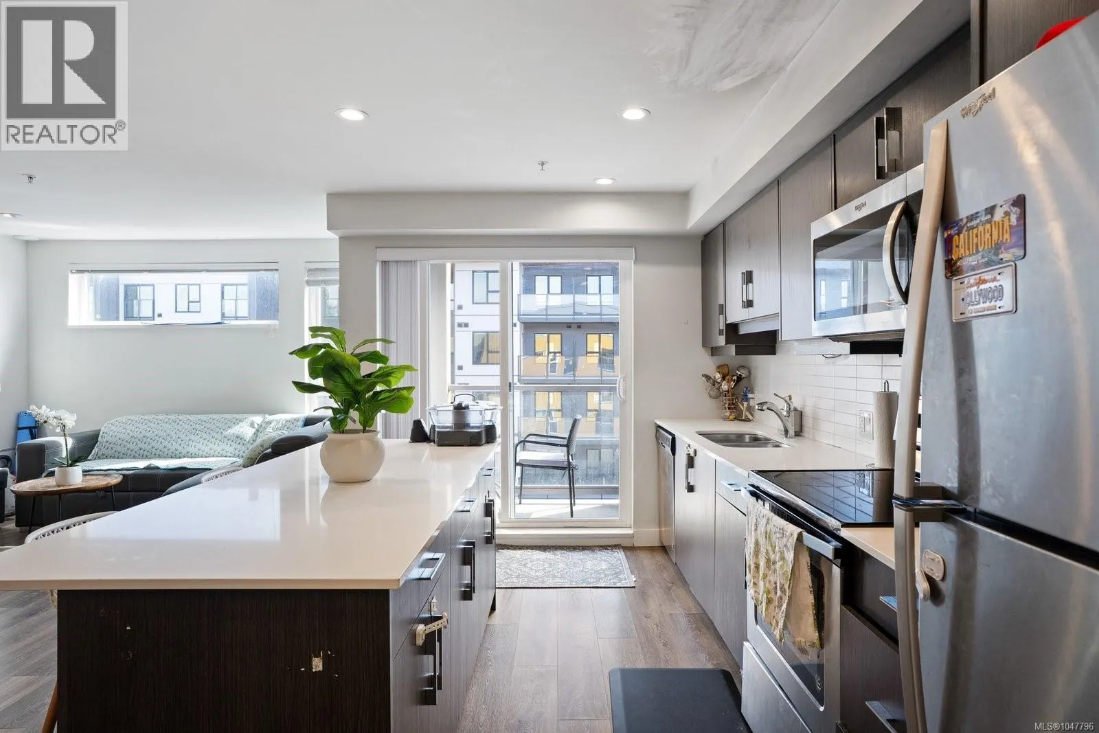 503 826 Esquimalt Rd