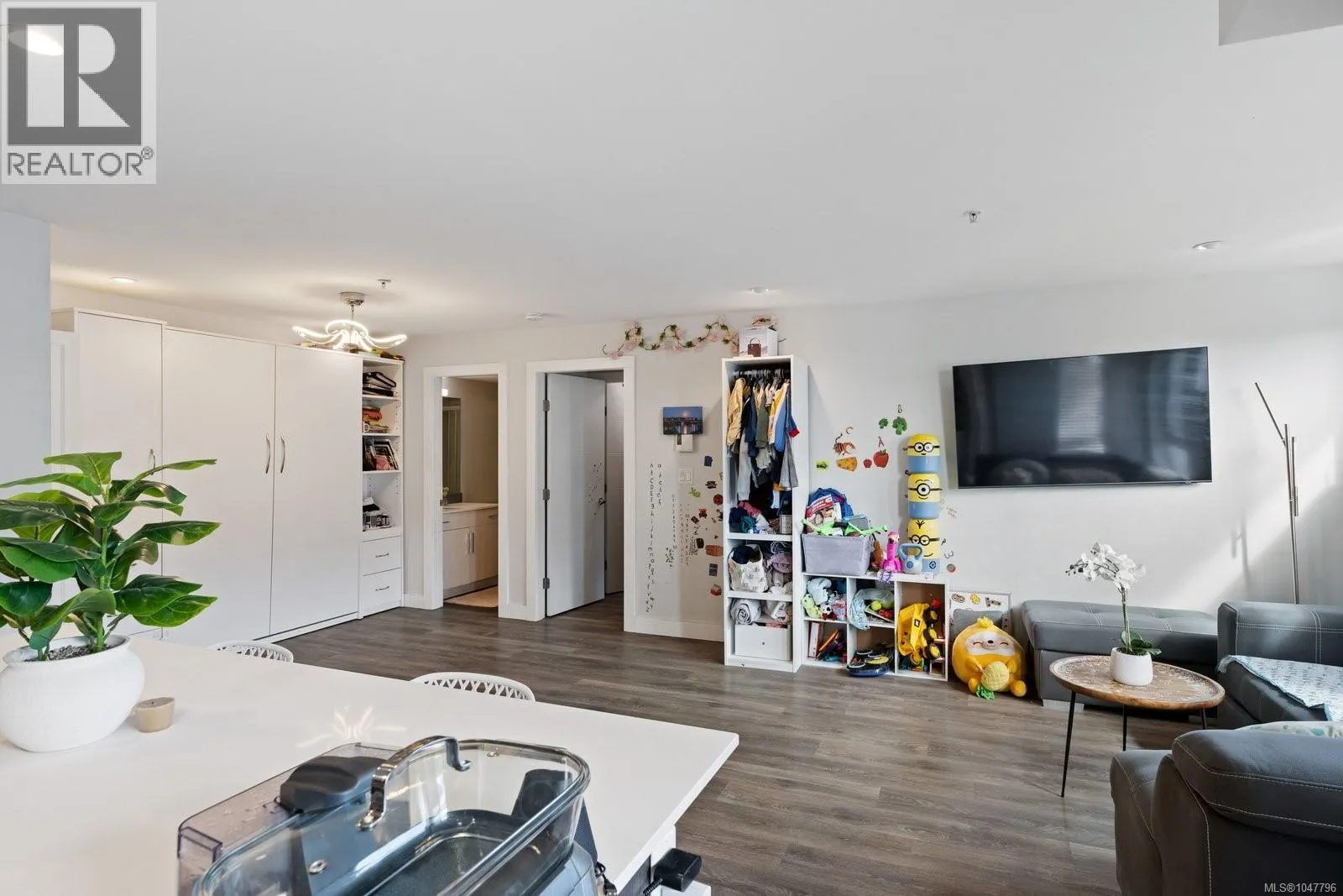 503 826 Esquimalt Rd