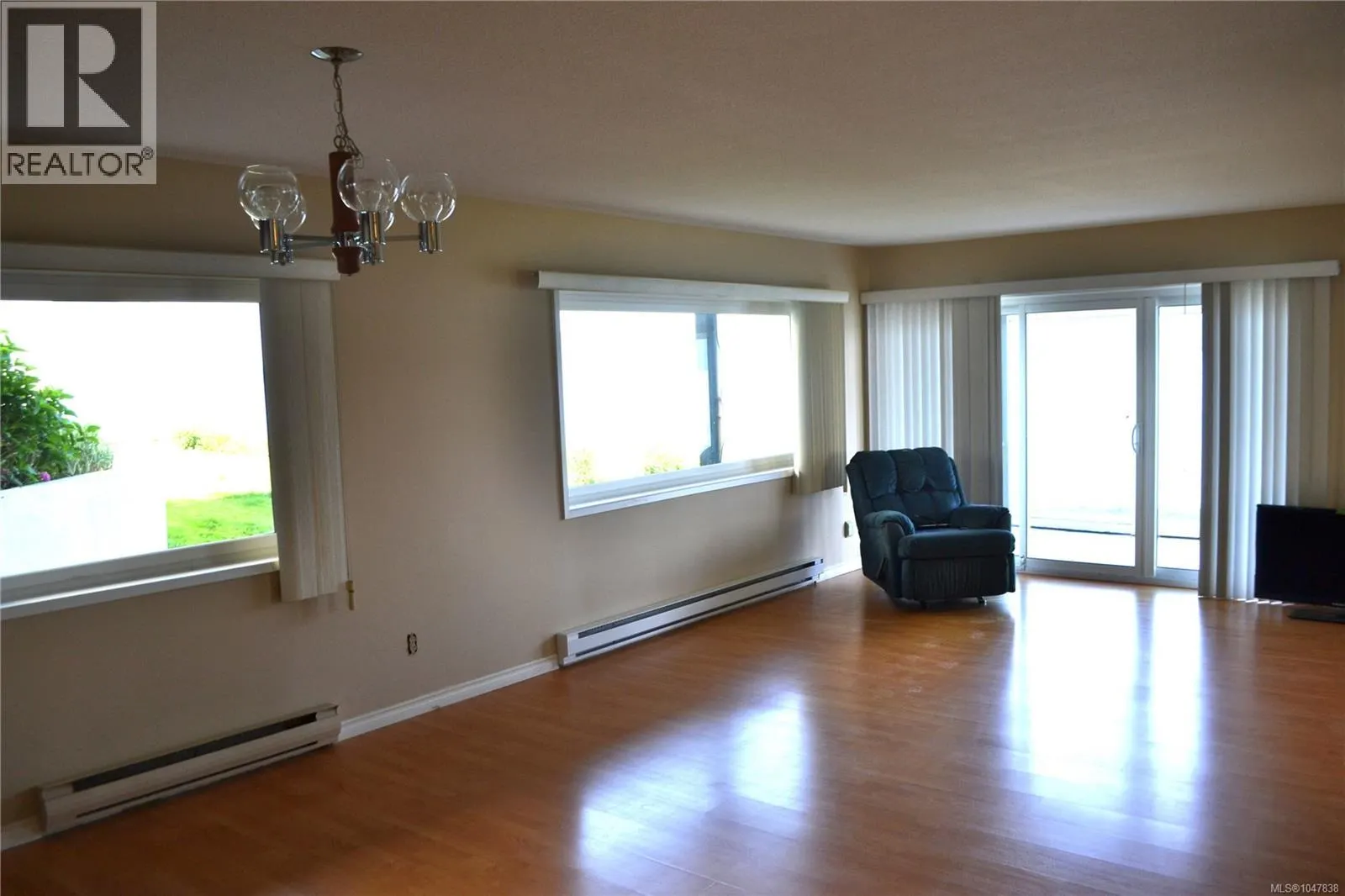 1 523 Island Hwy