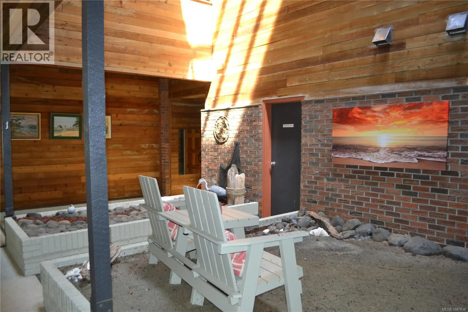 1 523 Island Hwy