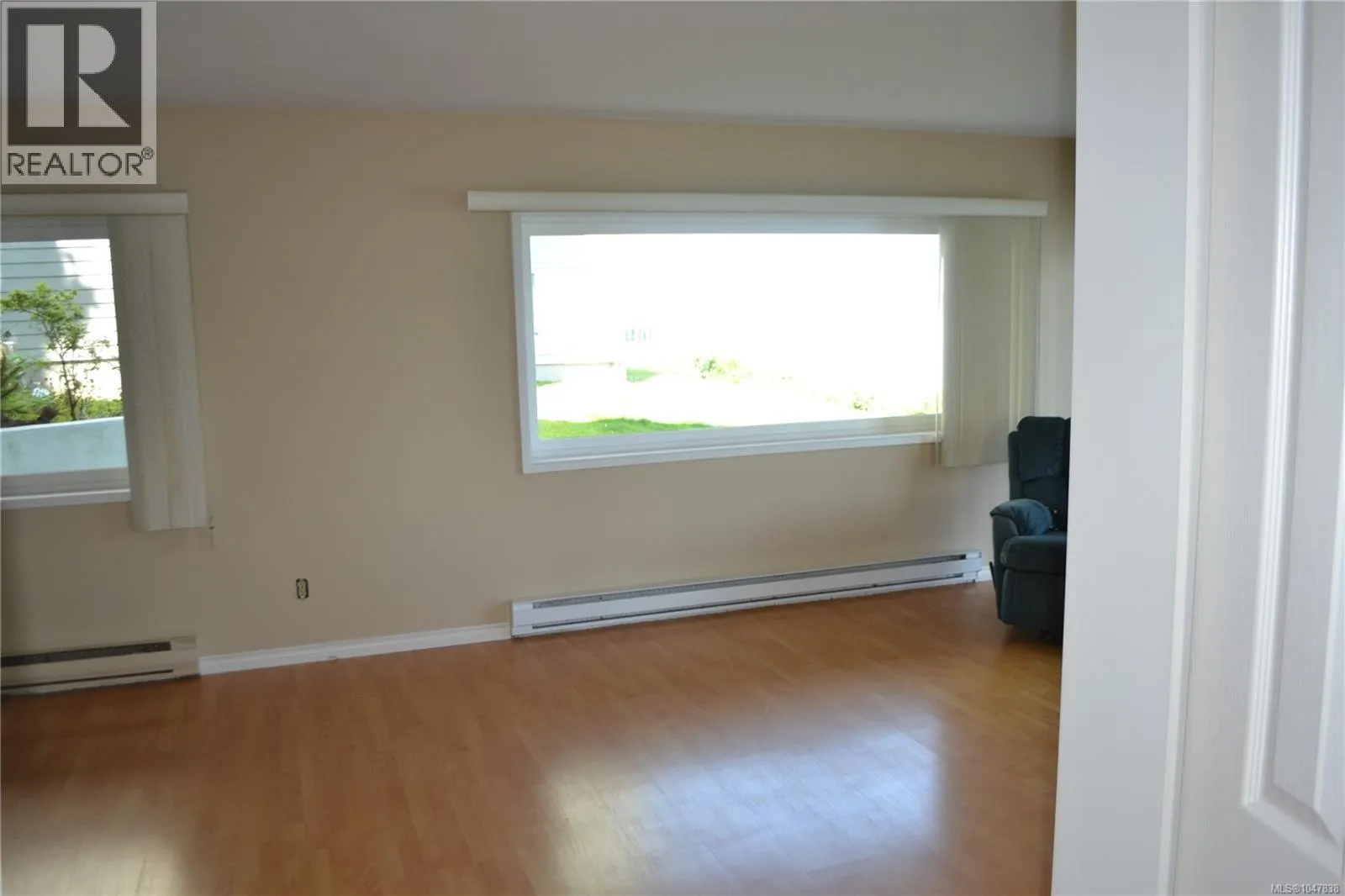 1 523 Island Hwy