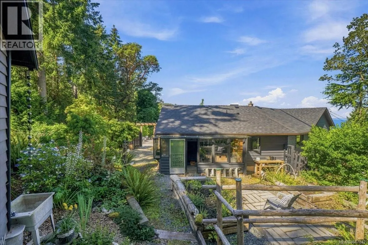 3141 Swallow Cres