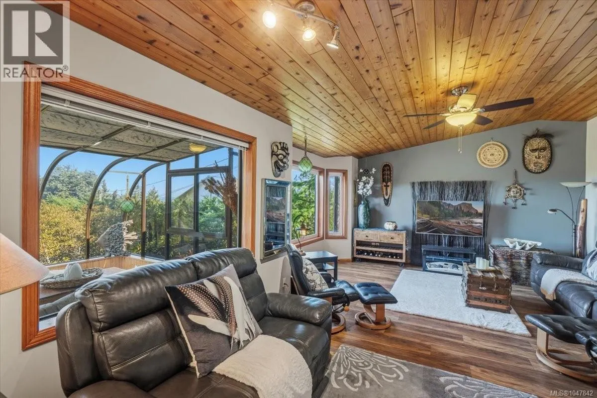 3141 Swallow Cres