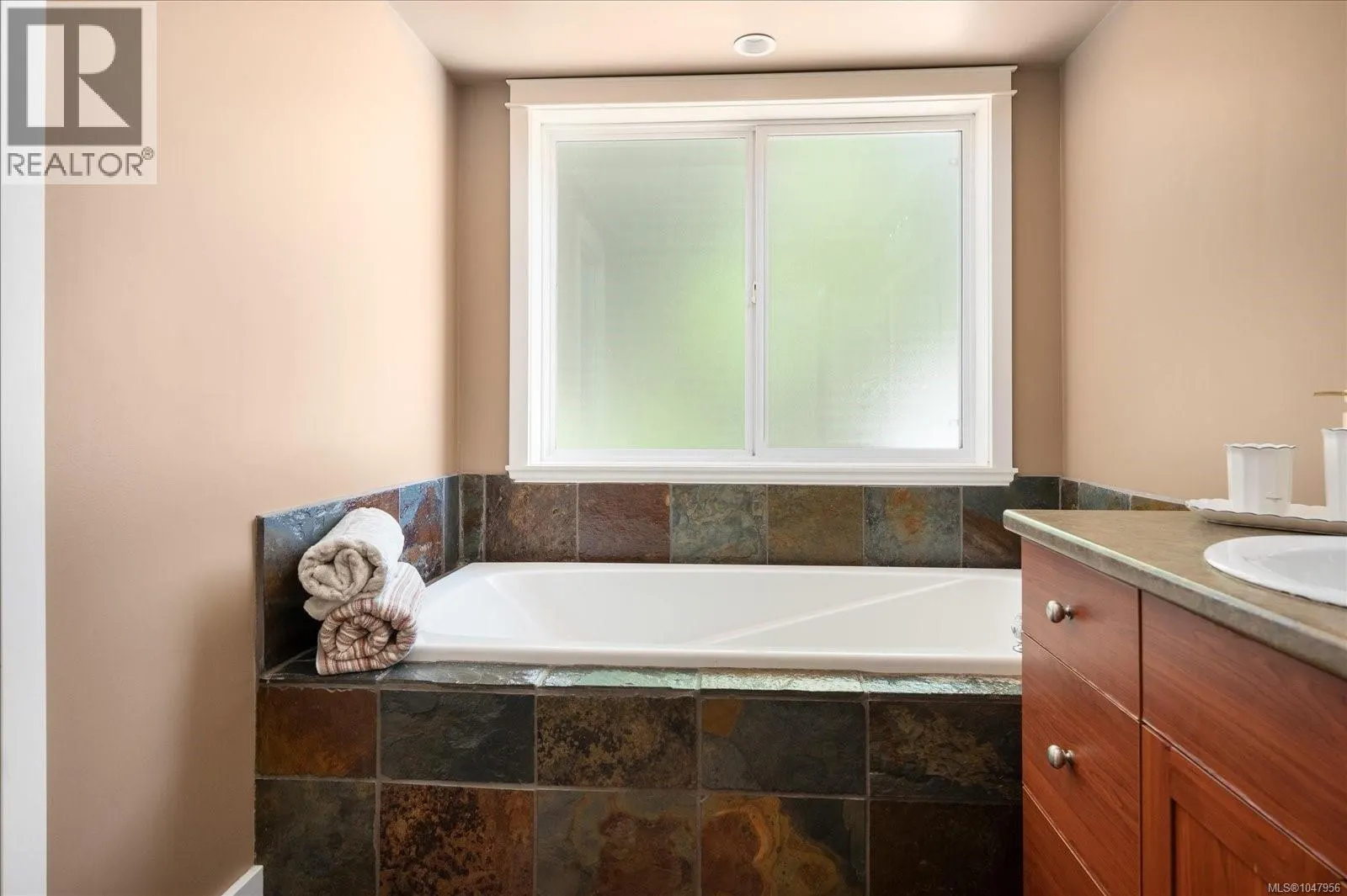 4734 Vista View Cres