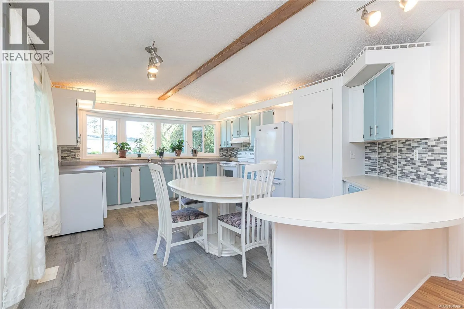 64 7701 Central Saanich Rd