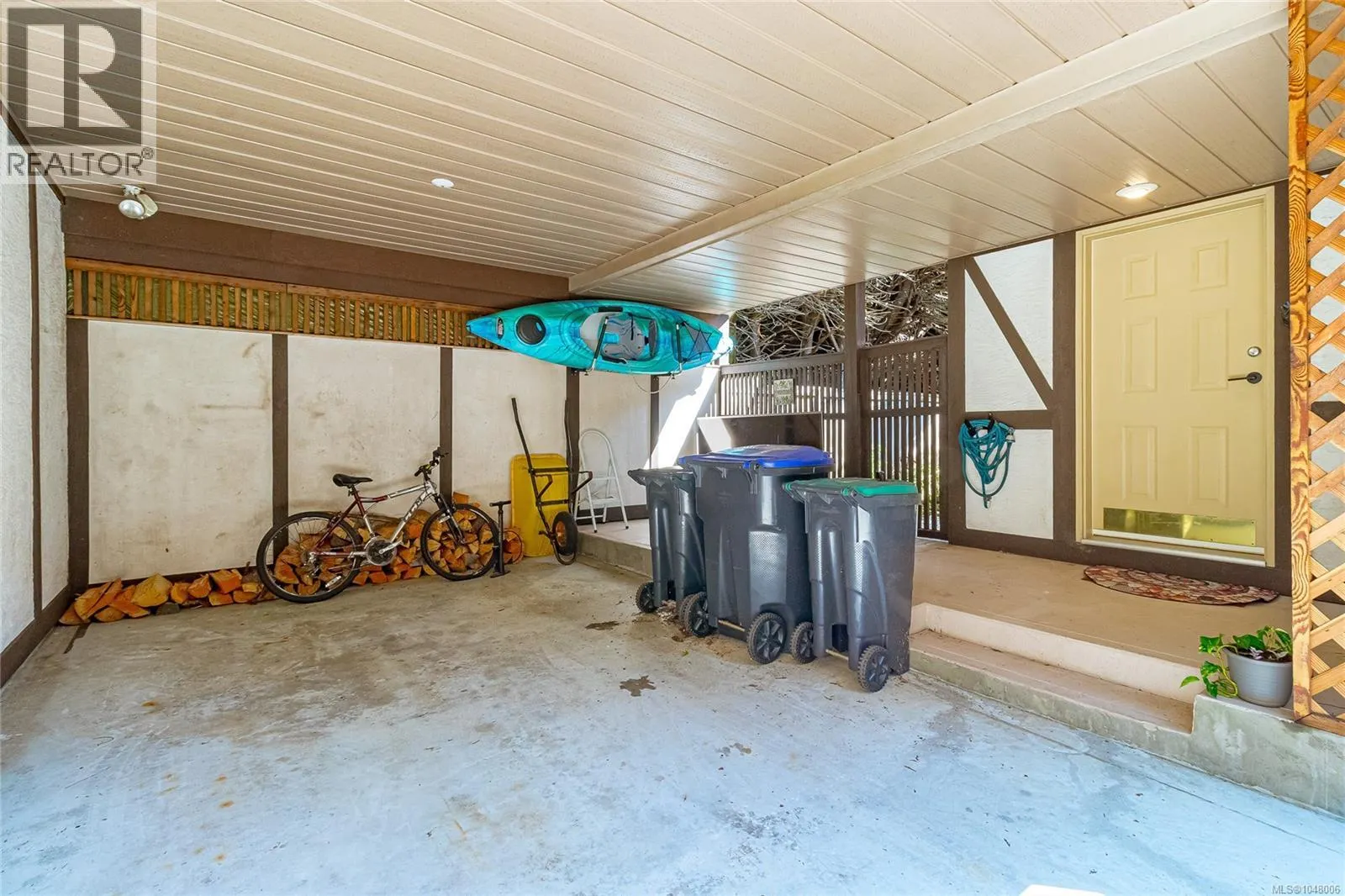 2526 Island Hwy W