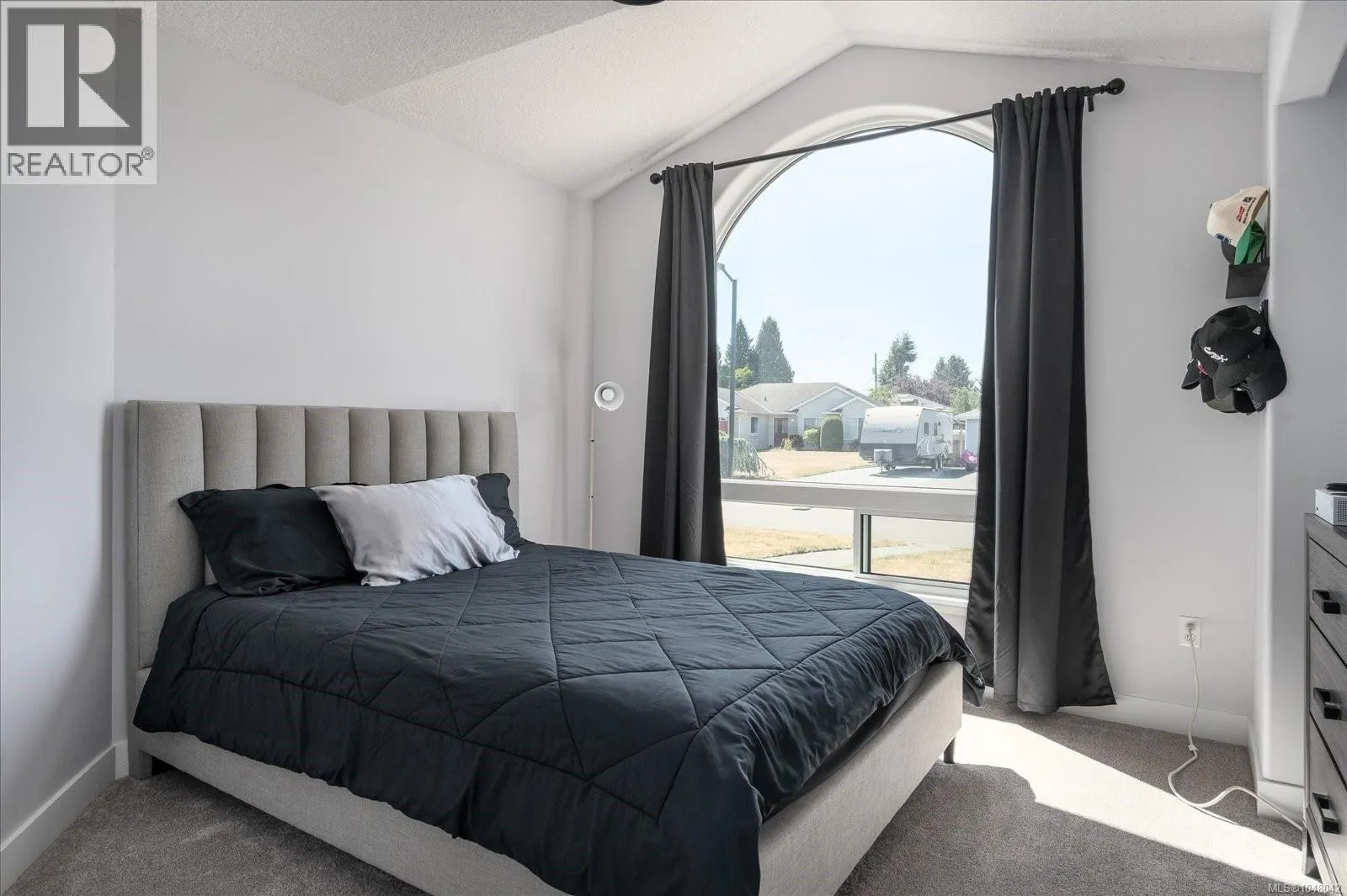 1041 Tara Cres