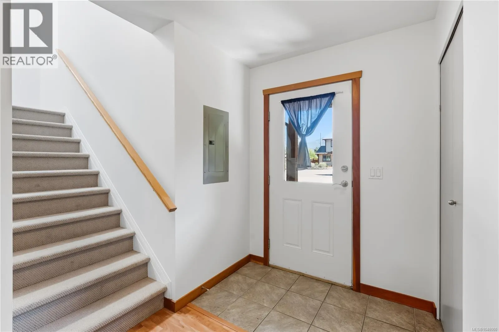 7 1626 Holly Cres