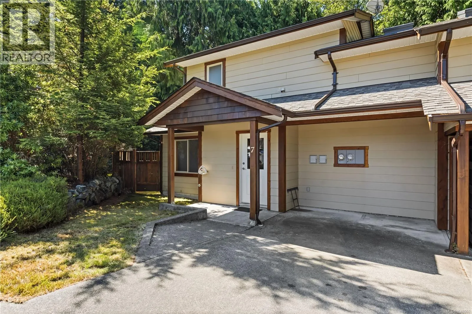 7 1626 Holly Cres