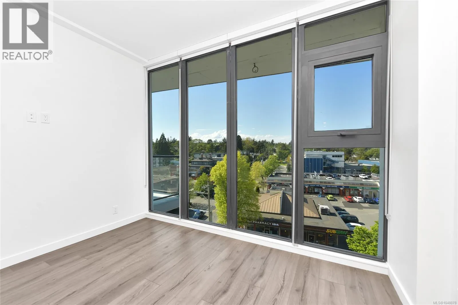 608 899 Esquimalt Rd