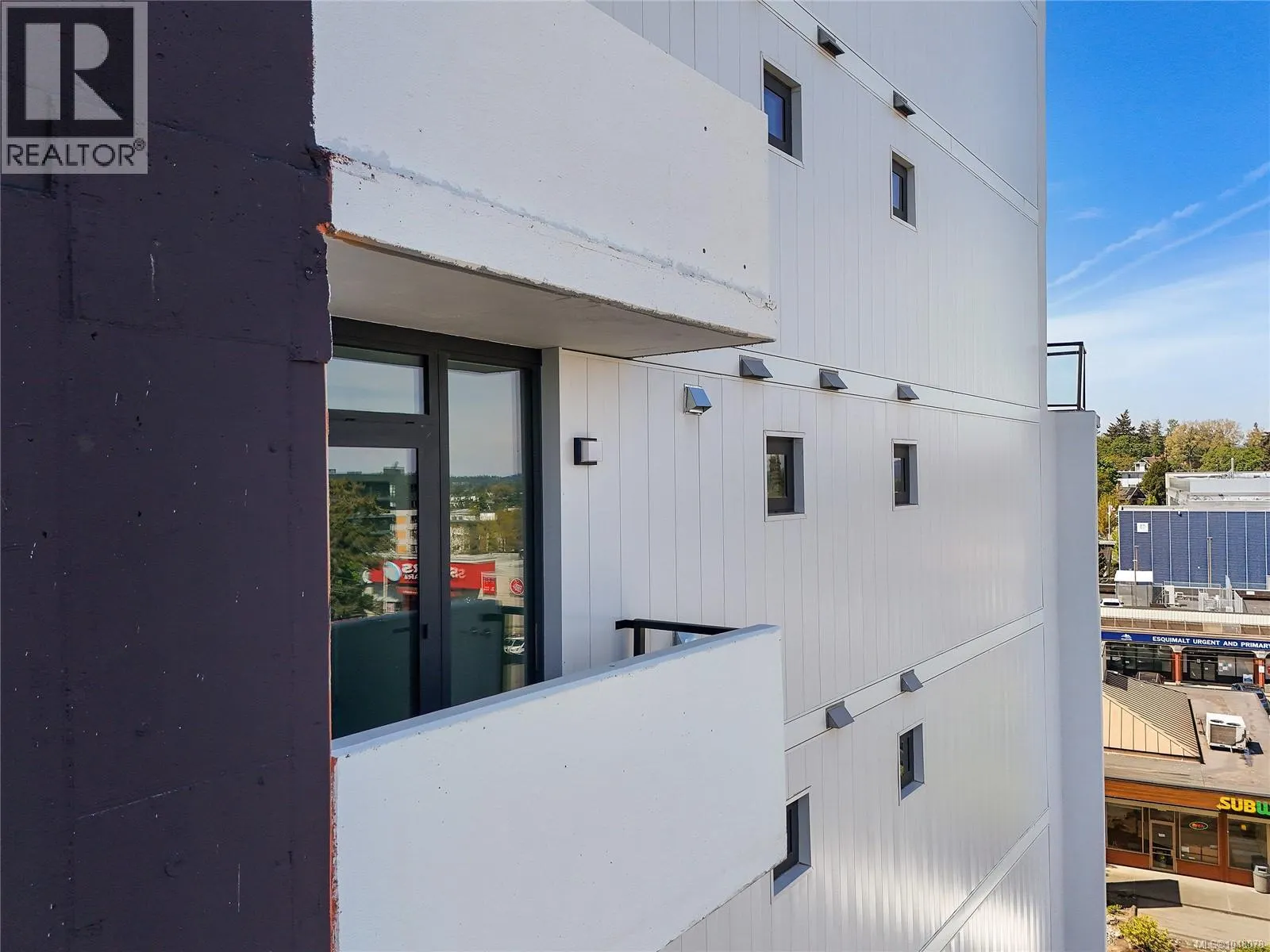 608 899 Esquimalt Rd
