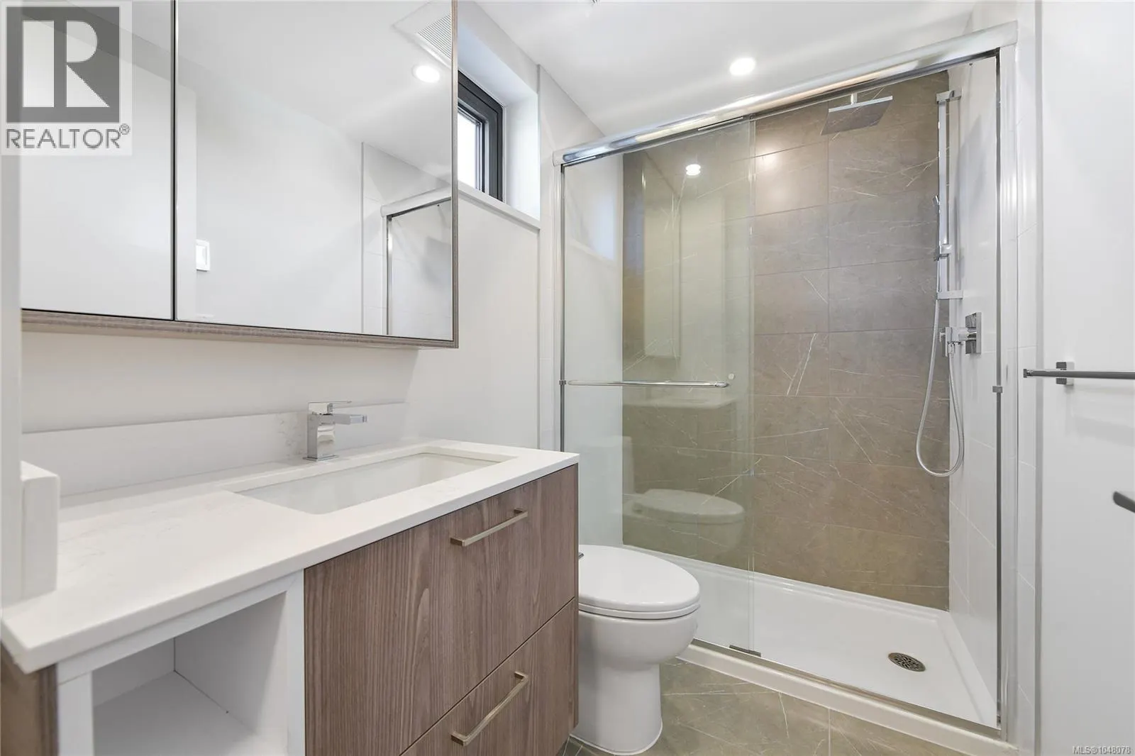 608 899 Esquimalt Rd