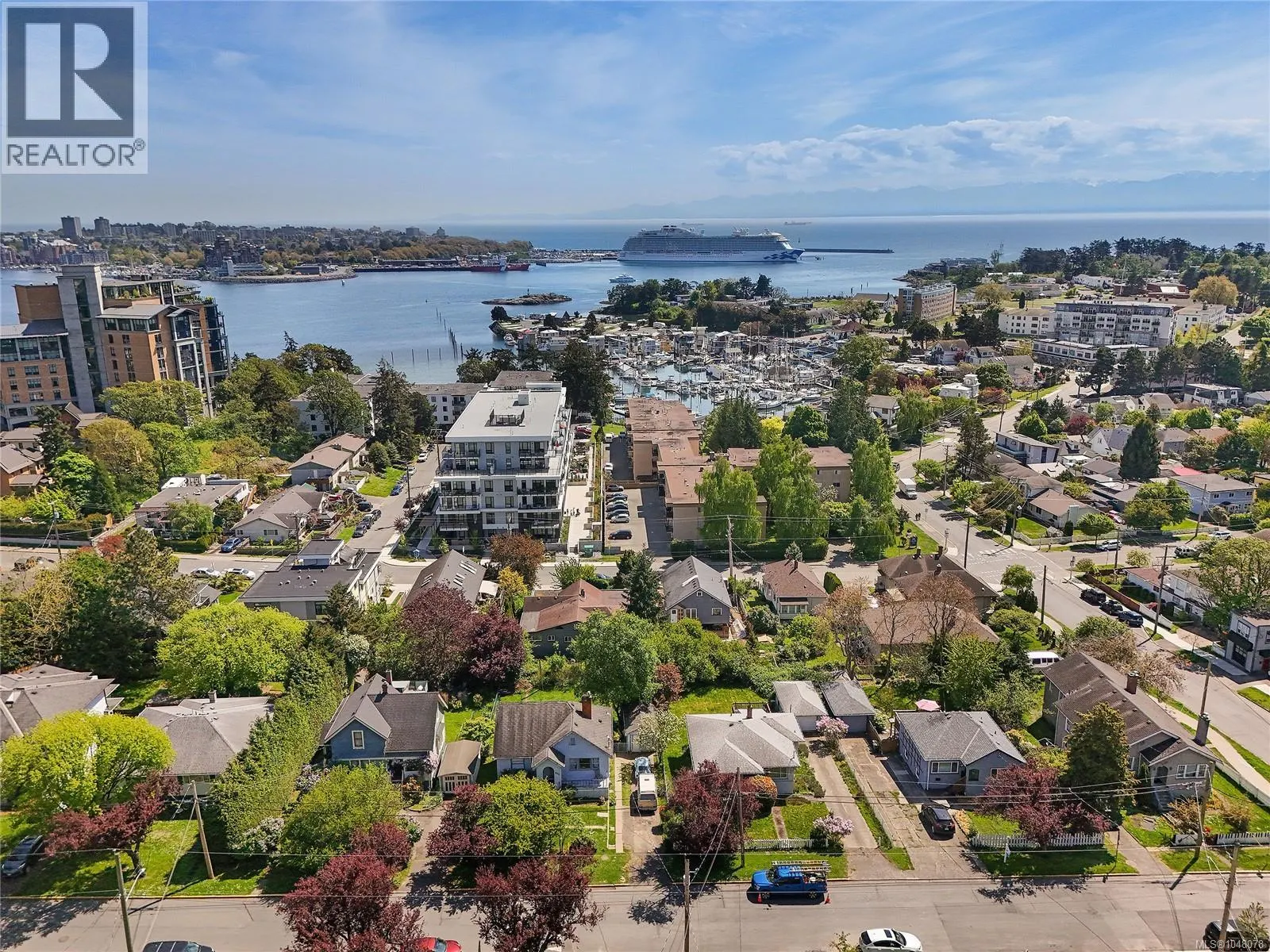 608 899 Esquimalt Rd