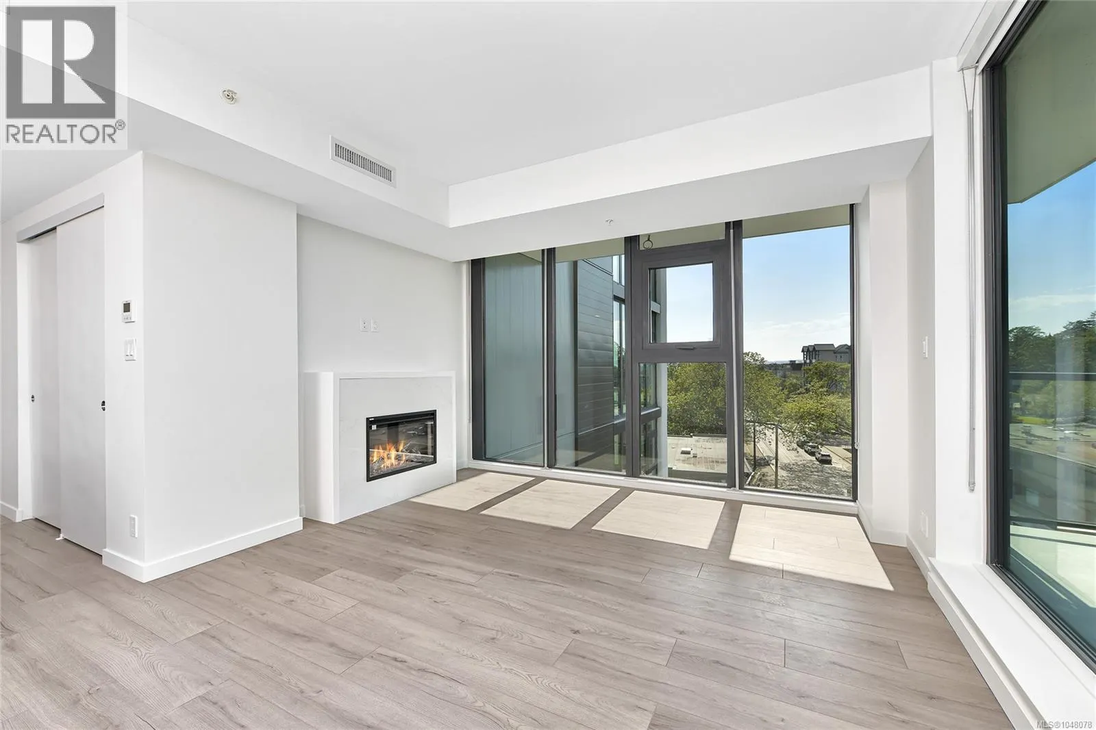 608 899 Esquimalt Rd