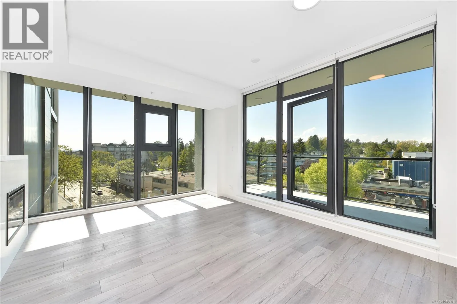 608 899 Esquimalt Rd