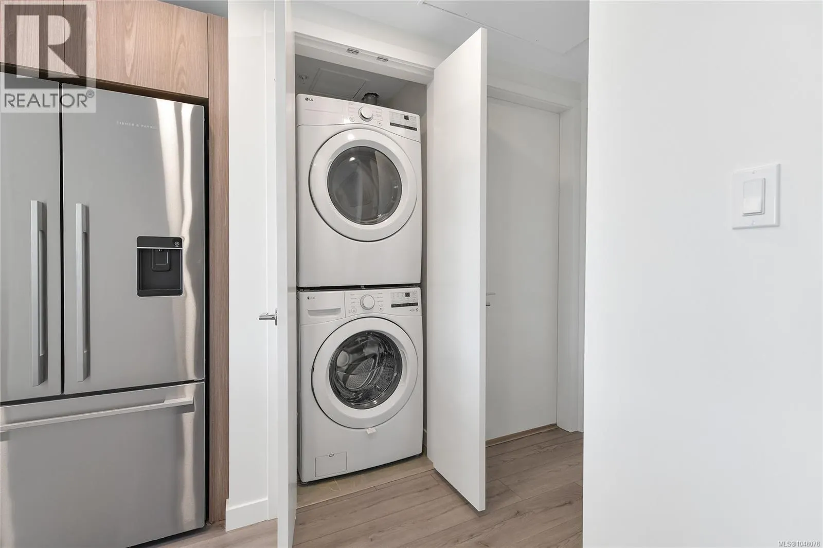 608 899 Esquimalt Rd
