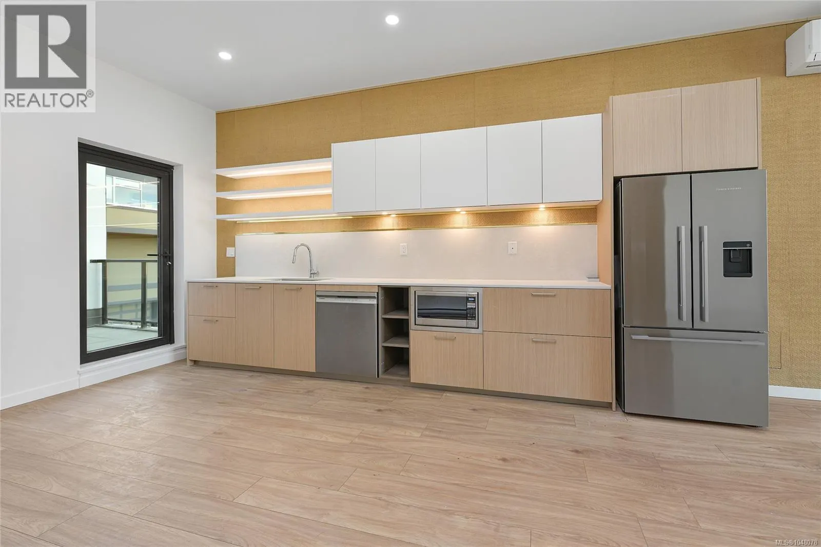 608 899 Esquimalt Rd