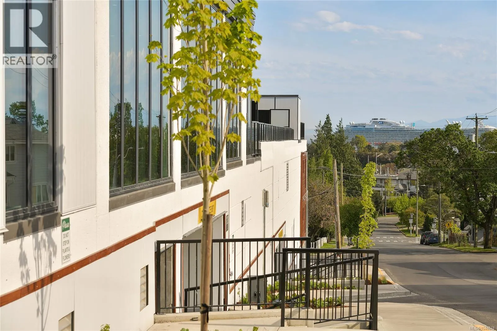 608 899 Esquimalt Rd