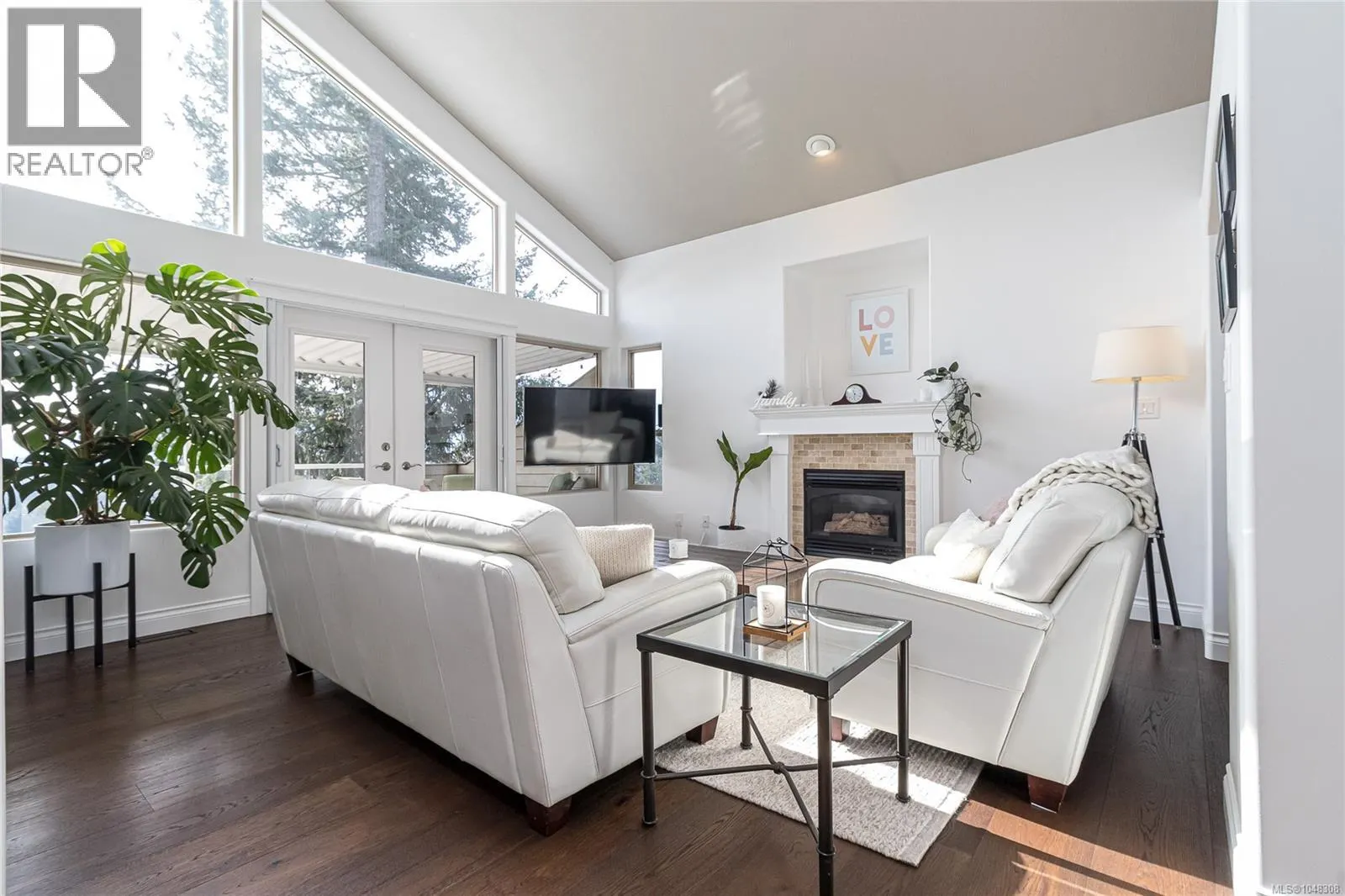 150 Rainbow Cres