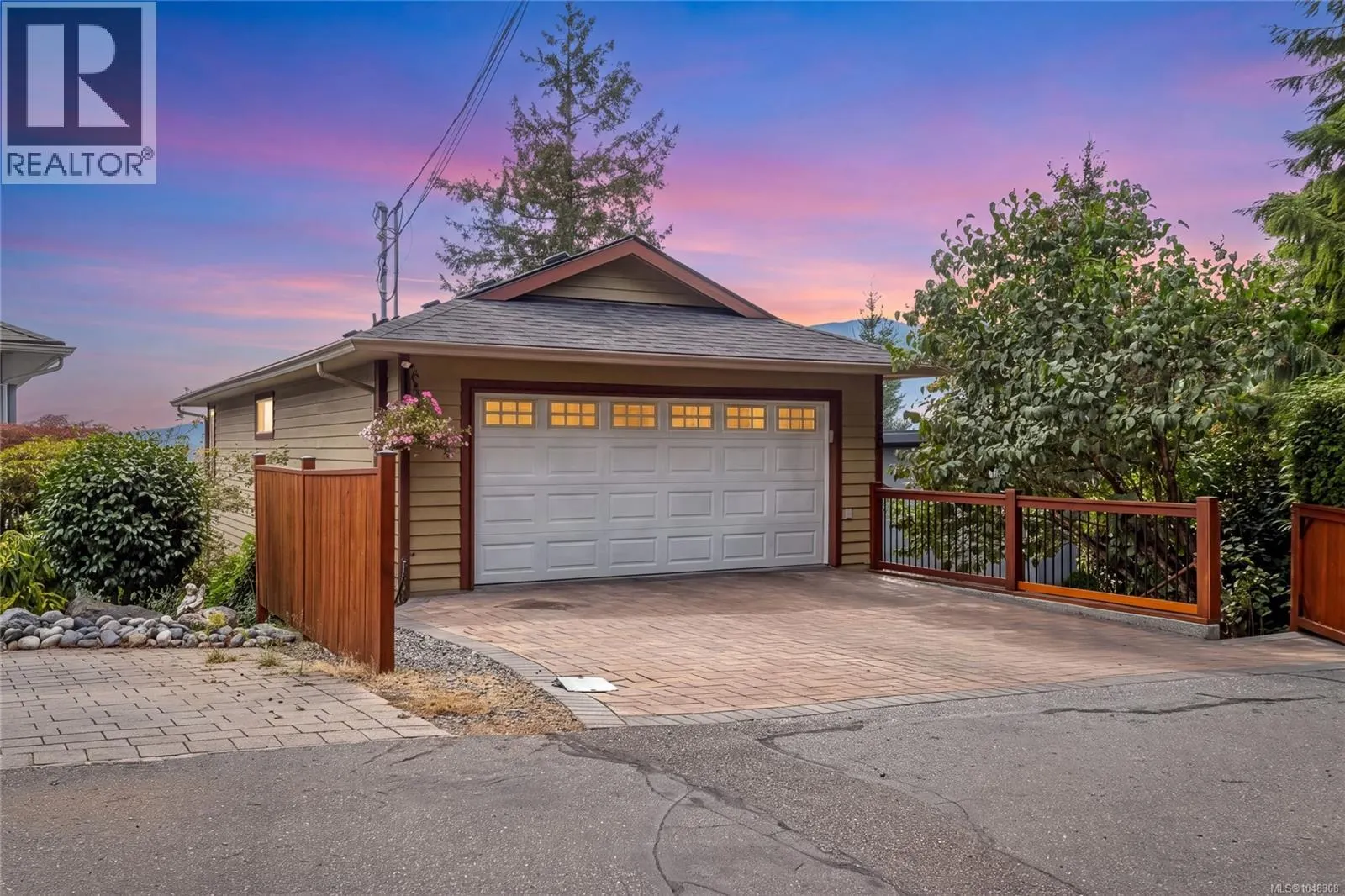 150 Rainbow Cres