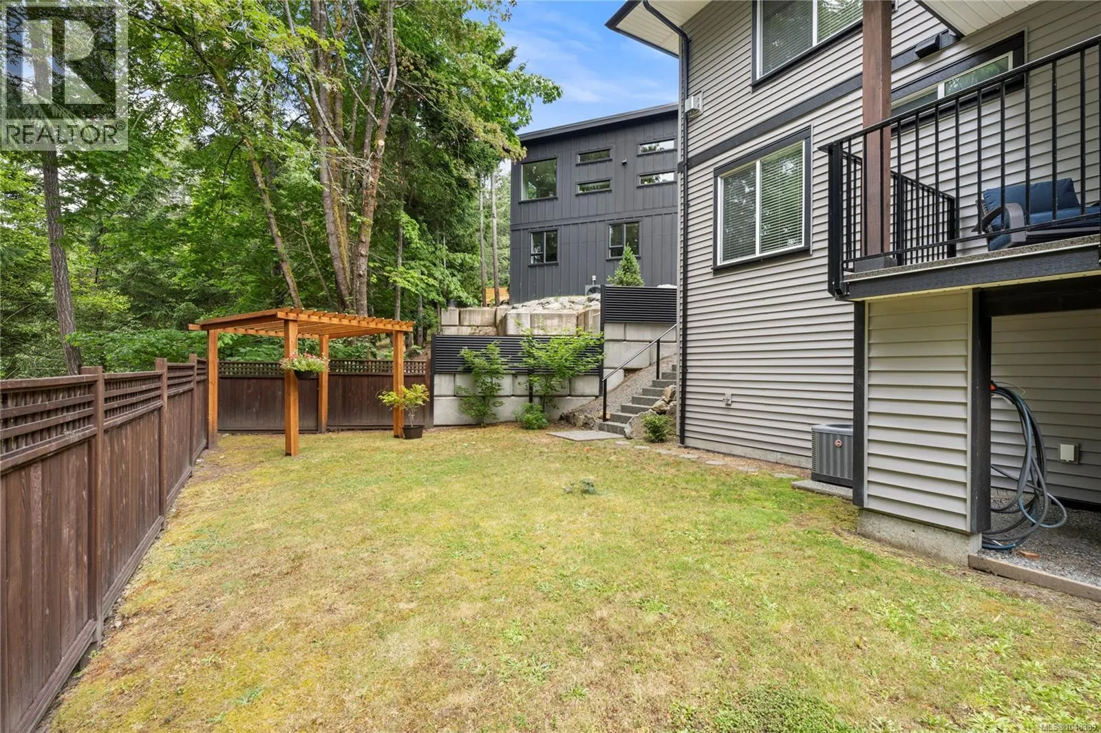 222 Golden Oaks Cres