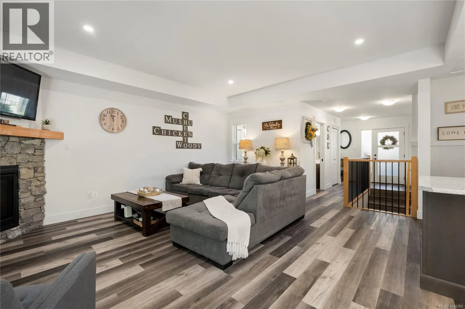 222 Golden Oaks Cres