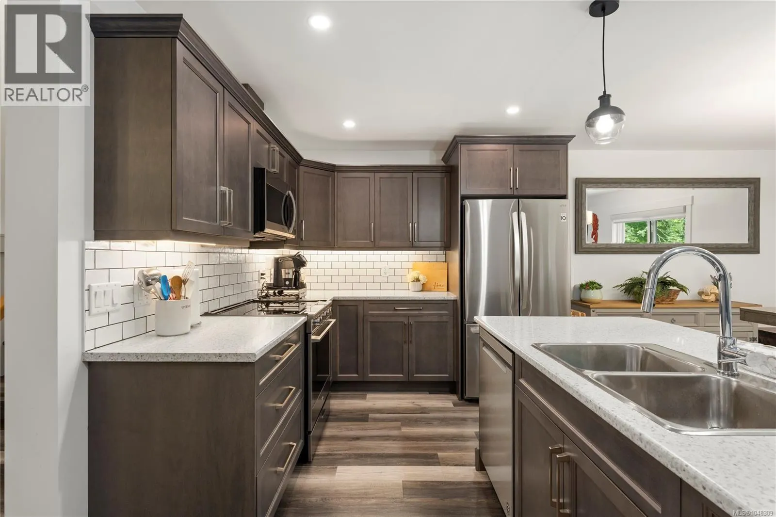 222 Golden Oaks Cres