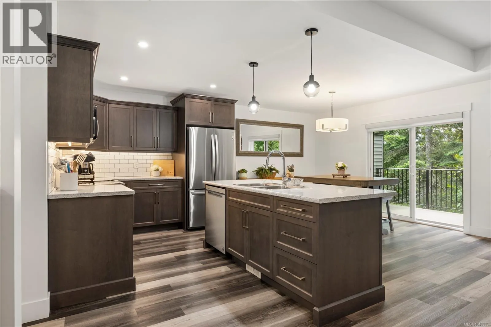 222 Golden Oaks Cres