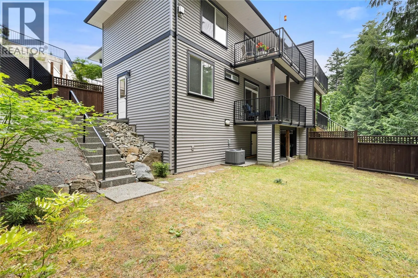 222 Golden Oaks Cres