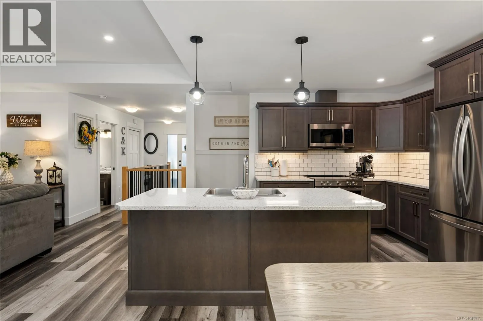 222 Golden Oaks Cres