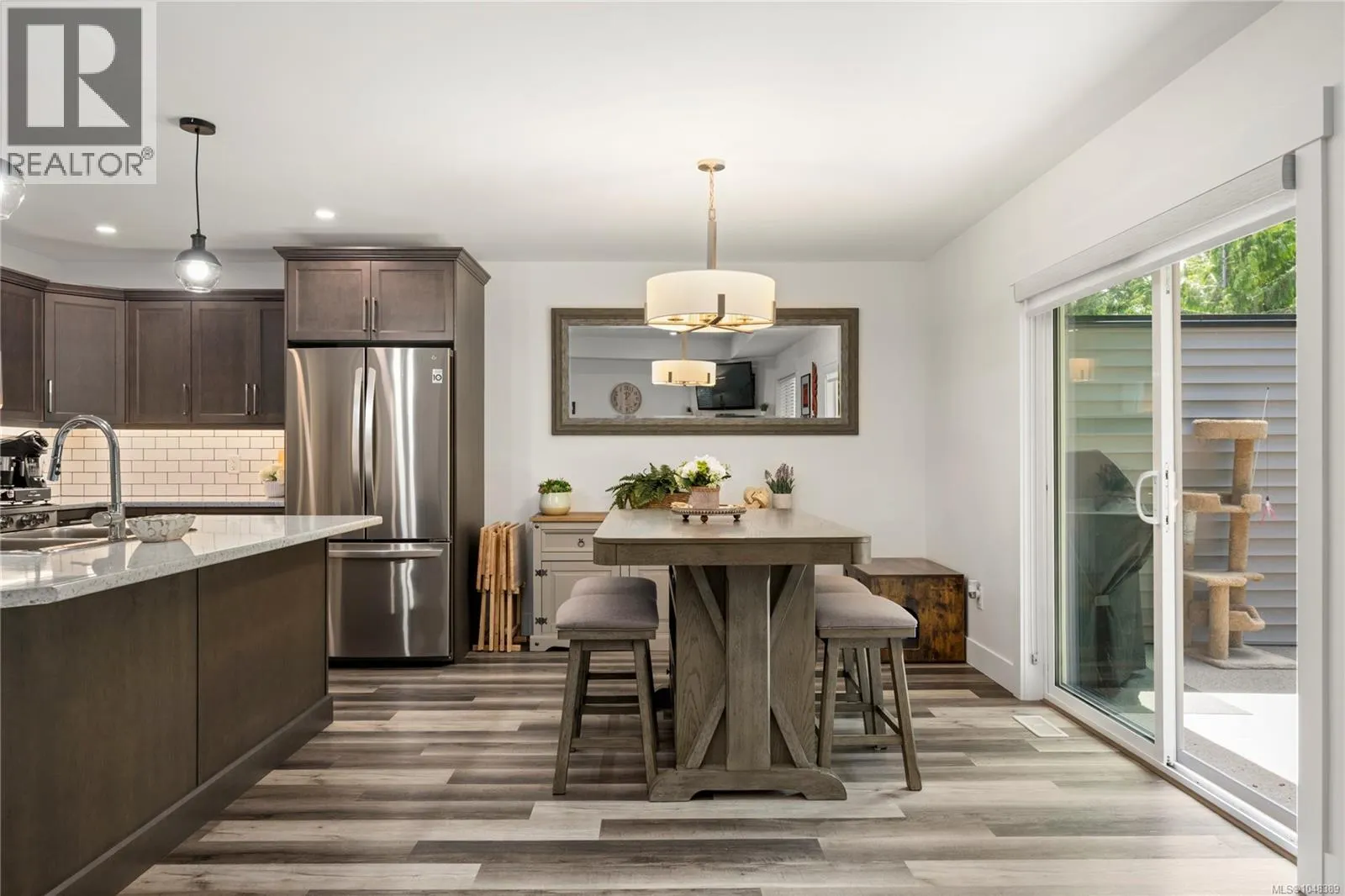 222 Golden Oaks Cres