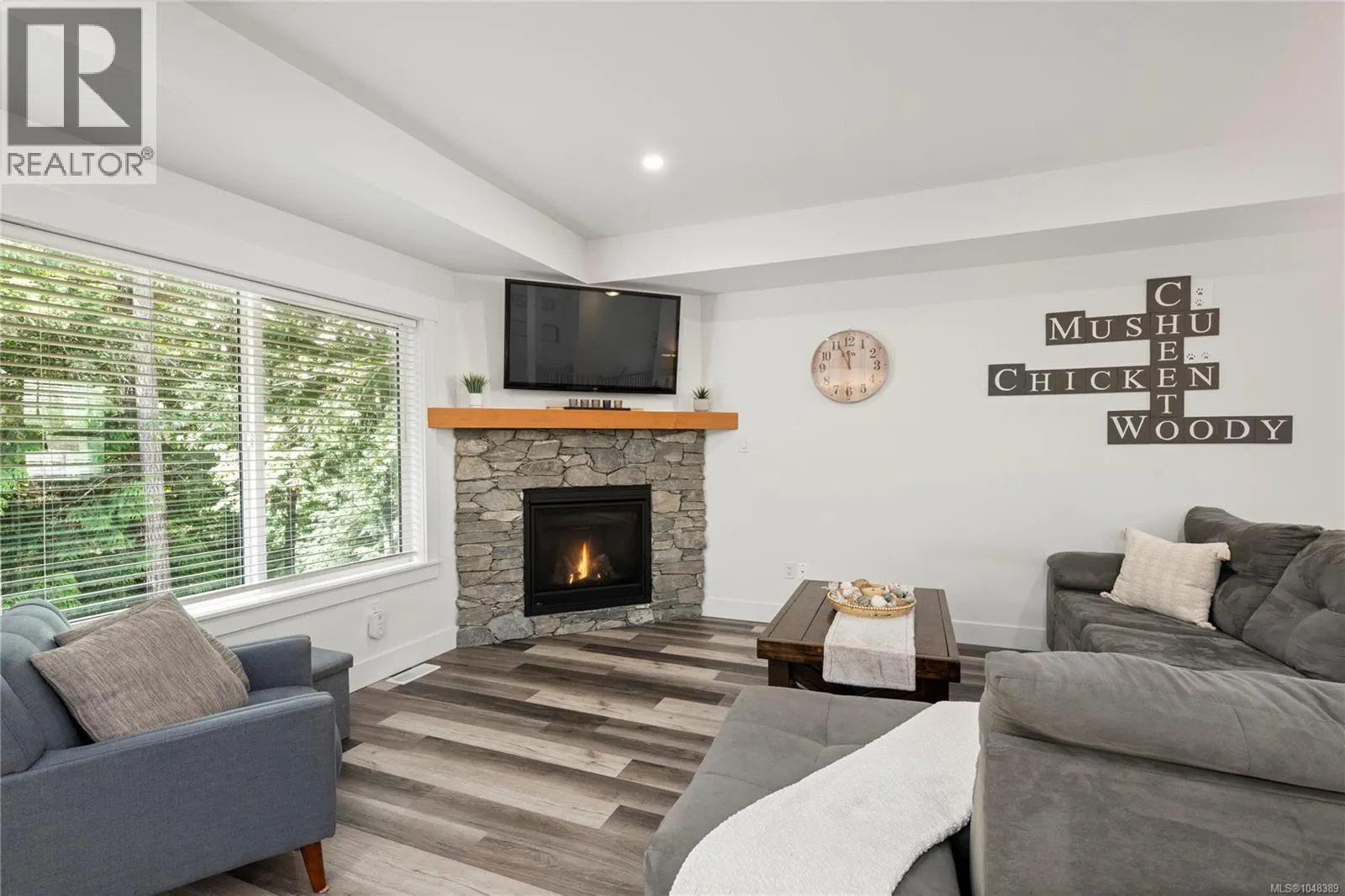 222 Golden Oaks Cres