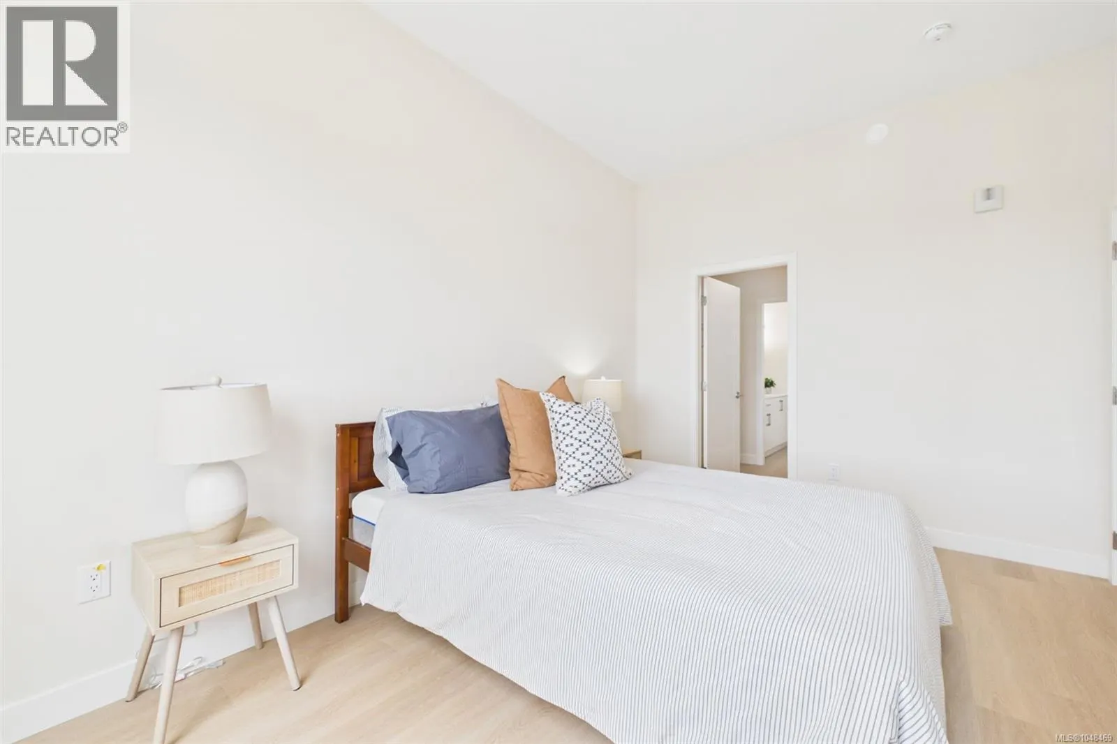 511 777 Station Ave